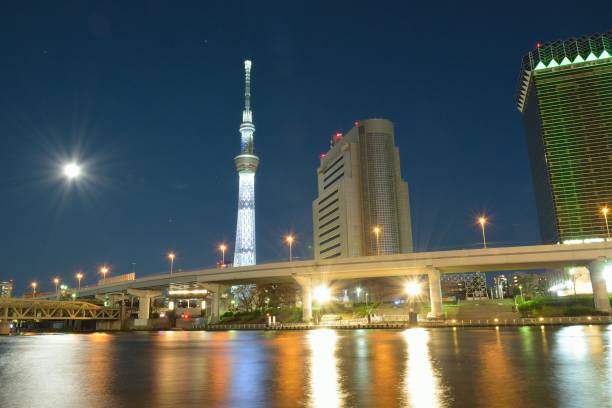 tokyo's famous landmark building called sky tree as seen from sumida river - full moon audio imagens e fotografias de stock
