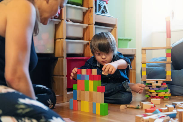 다운 증후군 블록을가지고 노는 어린 소년 - physical impairment learning education down syndrome 뉴스 사진 이미지