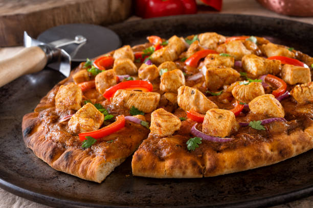 pizza pollo a la mantequilla - chicken tandoori fotografías e imágenes de stock