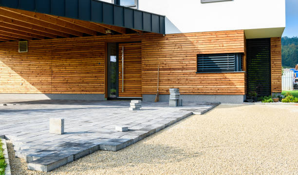 graues betonpflaster verlegen platten im haus hof zufahrt innenhof. - driveway patio stone footpath stock-fotos und bilder