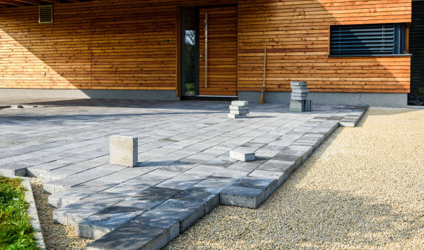 posa di lastre di pavimentazione in cemento grigio nel patio carrabile del cortile della casa. - pietra materiale da costruzione foto e immagini stock