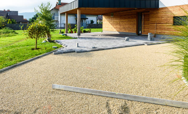 graues betonpflaster verlegen platten im haus hof zufahrt innenhof. - driveway patio stone footpath stock-fotos und bilder