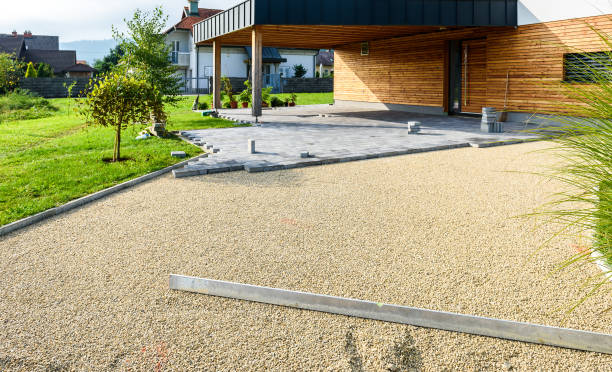 colocación de pavimento de hormigón gris losas de patio de entrada de auto patio en la casa. - sidewalk brick patio floor fotografías e imágenes de stock