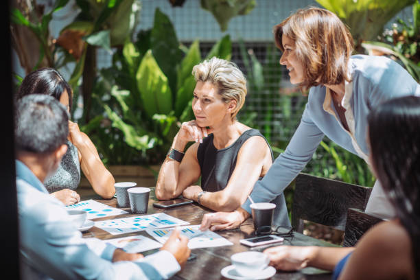 chefe feminino é encontrar soluções para superar os problemas existentes na empresa - corporate responsibility - fotografias e filmes do acervo