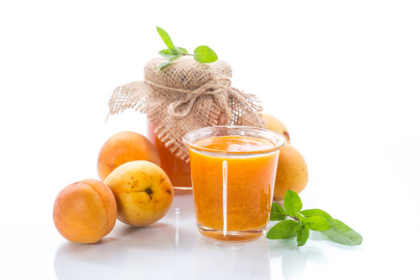 confiture d’abricot douce frais sur une table en bois - preserves jar apricot marmalade photos et images de collection