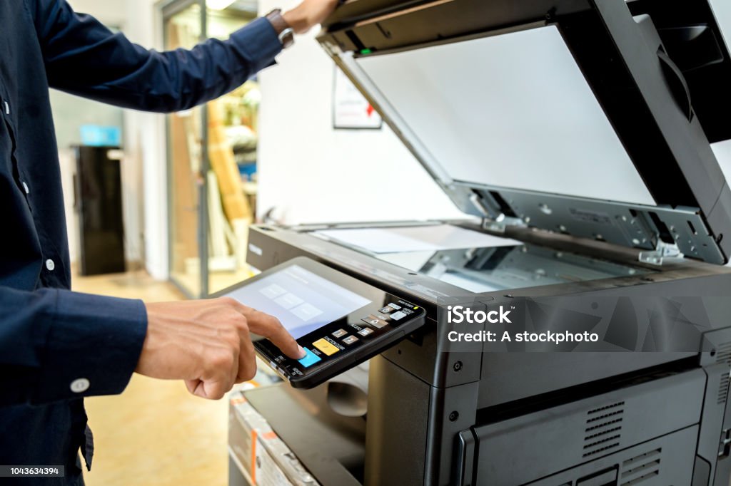 Bussiness man main Appuyez sur le bouton sur le panneau de l’imprimante, machine de copie de bureau imprimante scanner laser fournit le concept de départ. - Photo de Adulte libre de droits