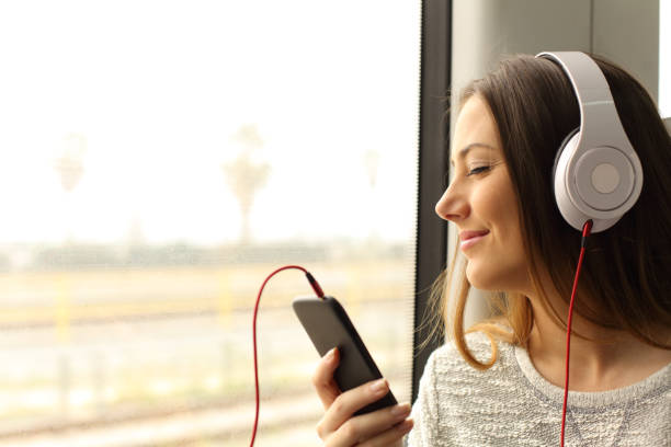 음악을 듣고 기차에 여행 하는 통근 - public transportation audio 뉴스 사진 이미지