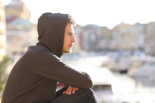 ragazzo adolescente che contempla un porto in vacanza - destinies foto e immagini stock