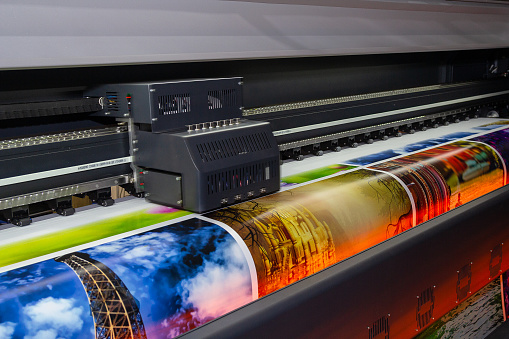 Máquina de impresión de gran formato en operación. Industria photo