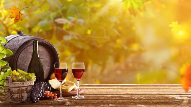 ブドウのブドウとヴィンテージの木製テーブルに古樽。 - autumn harvesting stationary life ストックフォトと画像