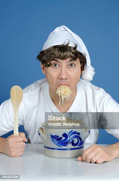 Foto de German Sauerkrautfresser Ou Comer Chucrute e mais fotos de stock de Touca de Dormir - Touca de Dormir, Colher de Pau, 30-34 Anos