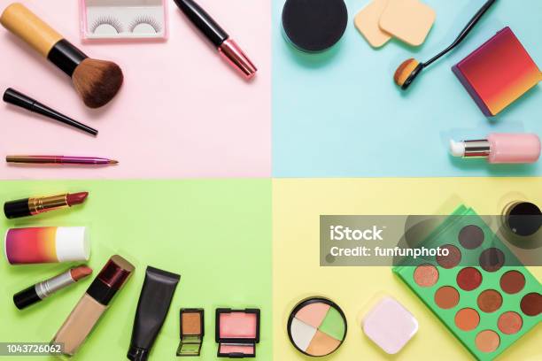 Set De Cosmética Decorativa Pinceles De Maquillaje Profesional Herramientas  Sobre Fondo De Color Espacio Para Revistas