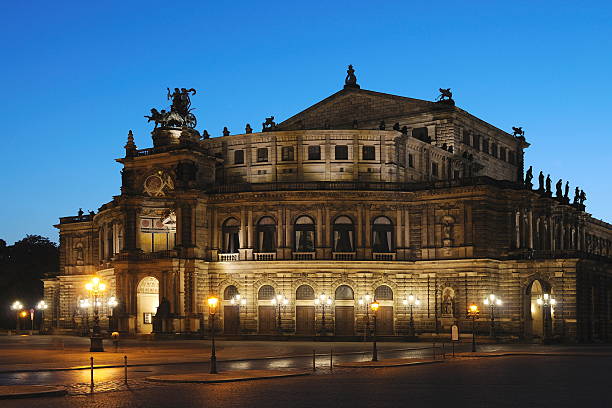 drezno opera house semperoper blue godziny po prawej - opera house semper opera house statue theaterplatz zdjęcia i obrazy z banku zdjęć