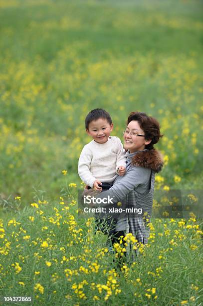 Foto de Mãe E Filho Ao Ar Livre Com Flores e mais fotos de stock de Abraçar - Abraçar, Adulto, Amor
