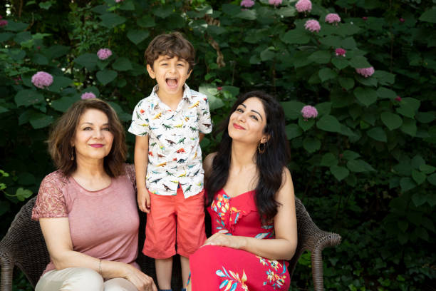 drie generatie perzische familie - iraanse cultuur stockfoto's en -beelden