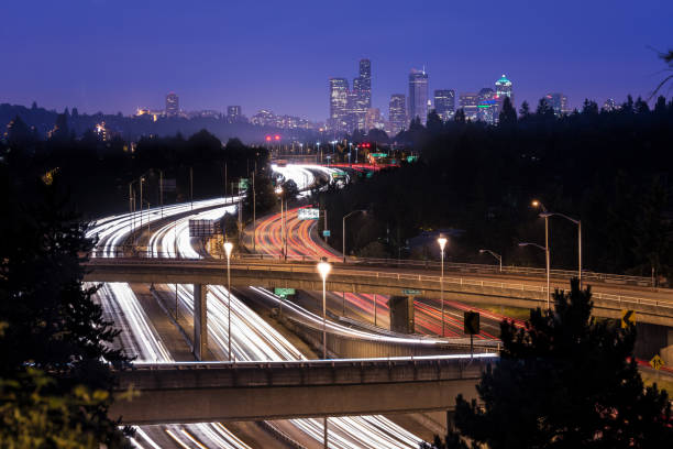 interstate 5 and downtown skyline of seattle at night - seattle night skyline architecture and buildings imagens e fotografias de stock