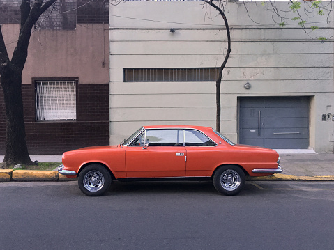 Coche vintage naranja aparcado en la calle photo