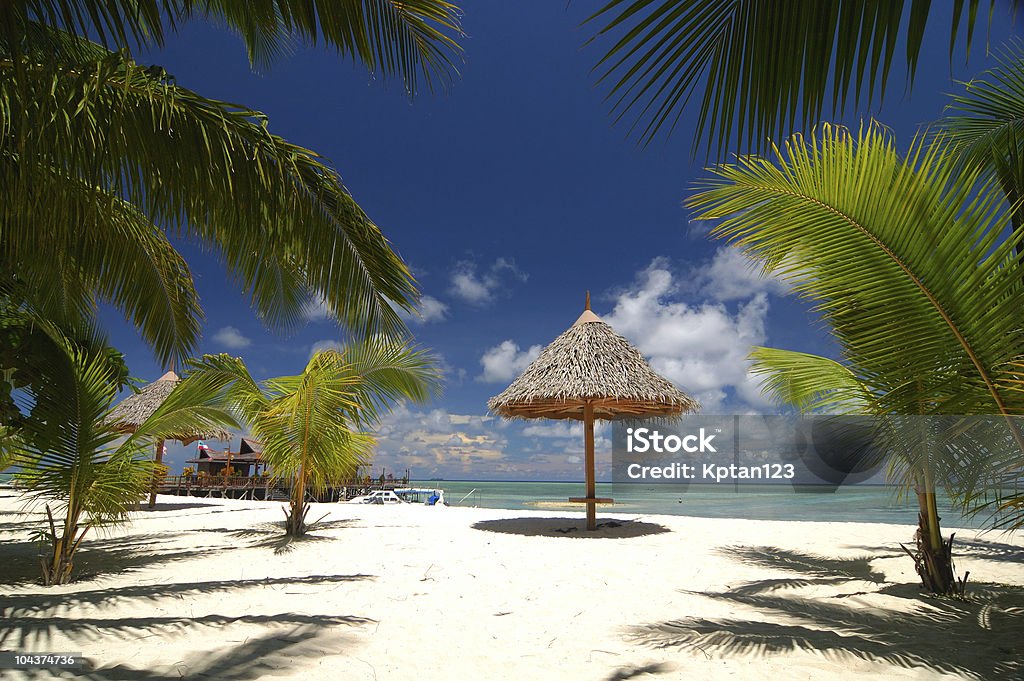 Tropical beach resort mit Bambus-hut und Kokospalmen - Lizenzfrei Bambus - Graspflanze Stock-Foto