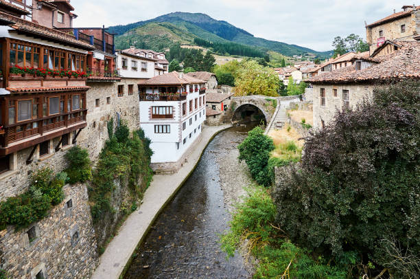 istock River Quiviesa through the town of Potes 1043751126