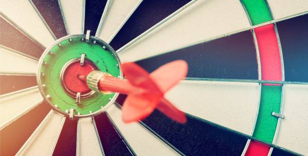 dartscheibe. - dart bulls eye darts dartboard stock-fotos und bilder