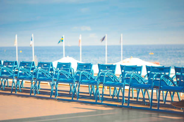 sedie blu sulla promenade des anglais a nizza, francia - city of nice france french riviera promenade des anglais foto e immagini stock