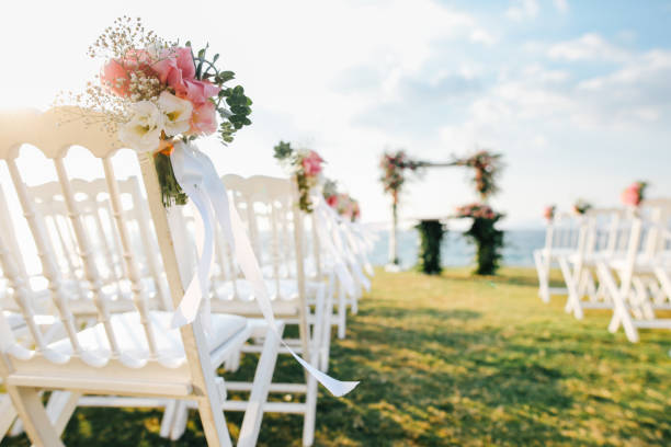 ceremonia de boda romántica - boda playa fotografías e imágenes de stock