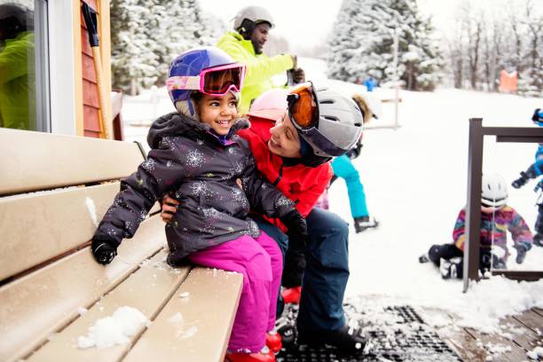 familia multiétnica con sus amigos ski - snow gear fotografías e imágenes de stock