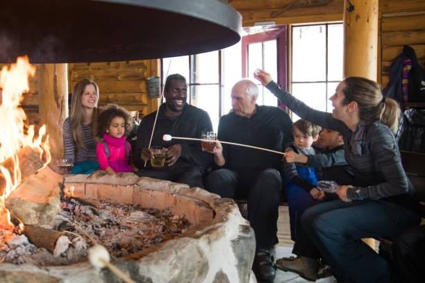 familia multiétnica en una cabaña de esquí, rotura de après-ski - apres ski friendship skiing enjoyment fotografías e imágenes de stock