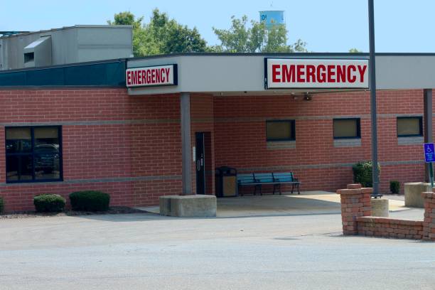 emergency room exterior exterior of a hospital emergency room rural scene stock pictures, royalty-free photos & images