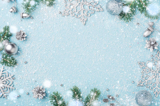 marco de navidad de ornamentos de la decoración del abeto y la plata de año nuevo. - christmas ornament christmas blue decoration fotografías e imágenes de stock