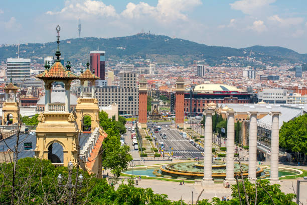 paesaggio urbano di barcellona dalla collina di montjuic, spagna - cadafalch foto e immagini stock