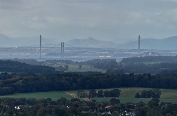 ponti sul firth of forth a edimburgo - bridge edinburgh panoramic scenics foto e immagini stock
