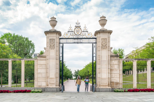 puertas de la campus para universidad de arkansas - universidad de arkansas fotografías e imágenes de stock