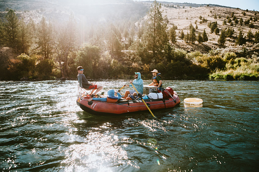 Grupo de amigos balsa abajo río Deschutes Oregon del este photo