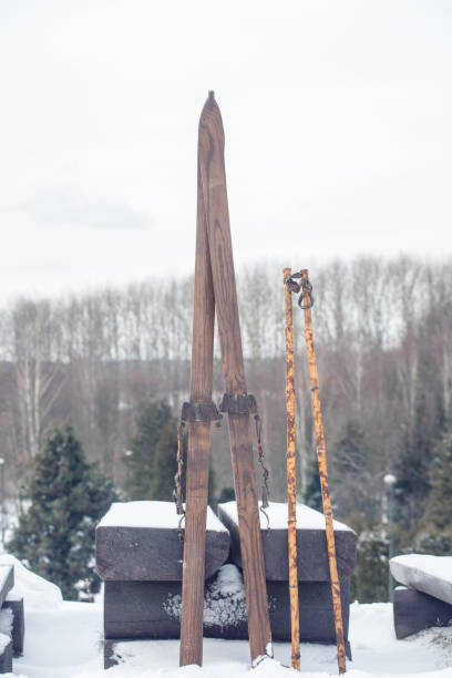 equipo de esquí vintage en el paisaje de invierno - ski old wood pair fotografías e imágenes de stock