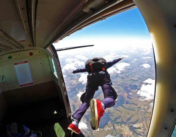 fallschirmspringer springen aus dem flugzeug - hochgefühl stock-fotos und bilder