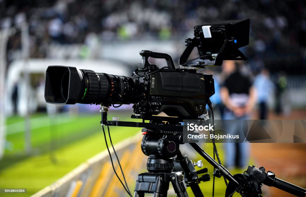Cámara de TV en el estadio durante partido de fútbol - Foto de stock de Deporte libre de derechos