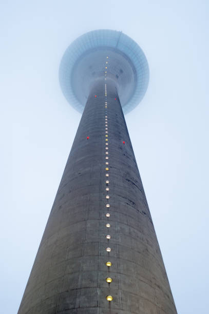 dusseldorf, alemania - televisión y telecomunicaciones de la torre - rhine river audio fotografías e imágenes de stock