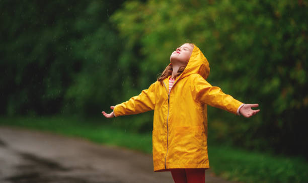 가 비를 즐기는 행복 한 아이 여자 - puddle rain child splashing 뉴스 사진 이미지
