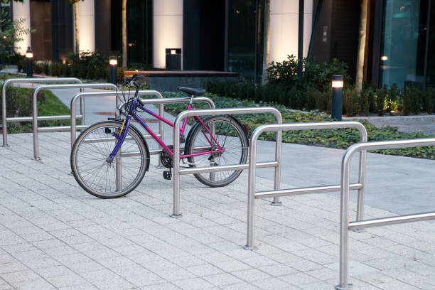 un vélo sur le parking vélo - bicycle rack photos et images de collection