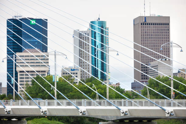 skyline von winnipeg, manitoba, kanada - esplanade riel stock-fotos und bilder