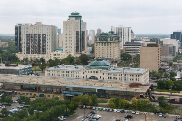 horizonte de winnipeg, manitoba, canadá - canada main street manitoba winnipeg fotografías e imágenes de stock