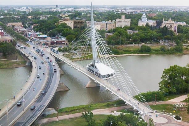 ponte esplanade riel a winnipeg, manitoba, canada - canada main street manitoba winnipeg foto e immagini stock