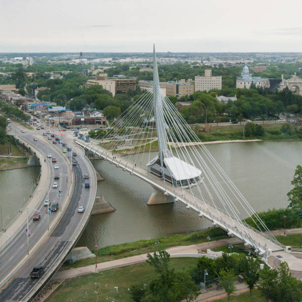 esplanade riel brücke in winnipeg, manitoba, kanada - esplanade riel stock-fotos und bilder