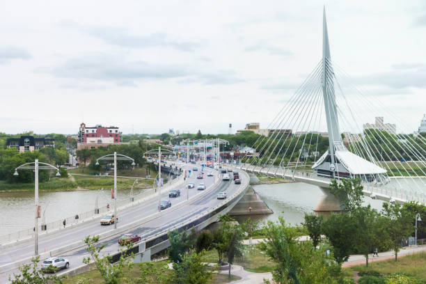 esplanade riel brücke in winnipeg, manitoba, kanada - esplanade riel stock-fotos und bilder