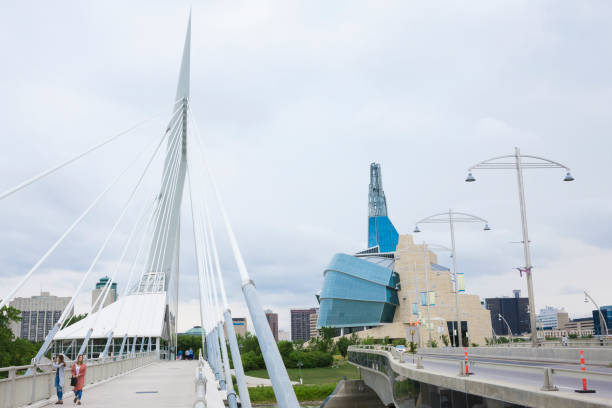 canadian museum of human rights und esplanade riel brücke in winnipeg, manitoba, kanada - esplanade riel stock-fotos und bilder