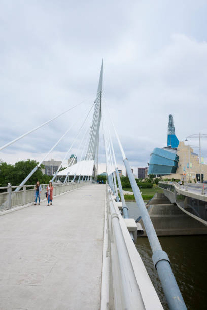 canadian museum of human rights und esplanade riel brücke in winnipeg, manitoba, kanada - esplanade riel stock-fotos und bilder