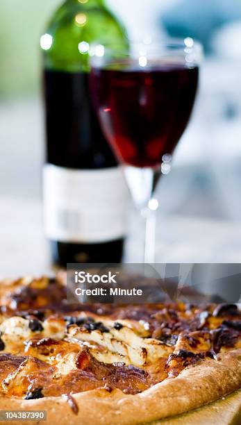 Pizza Y Vino Foto de stock y más banco de imágenes de Alimento - Alimento, Alimentos cocinados, Botella