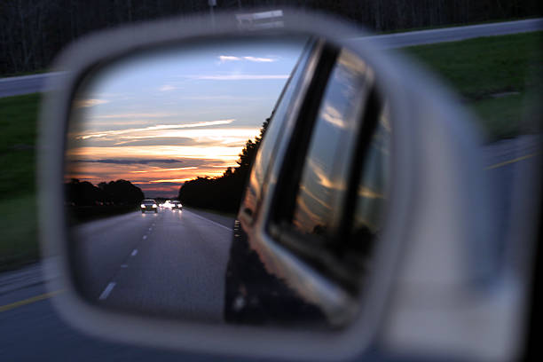 vista posterior de la puesta del sol - rear view mirror car mirror sun fotografías e imágenes de stock