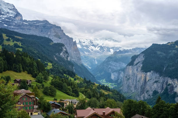 patrząc w kierunku doliny lauterbrunnen z wengen (berner oberland, szwajcaria) - wengen mountain peak eiger field zdjęcia i obrazy z banku zdjęć